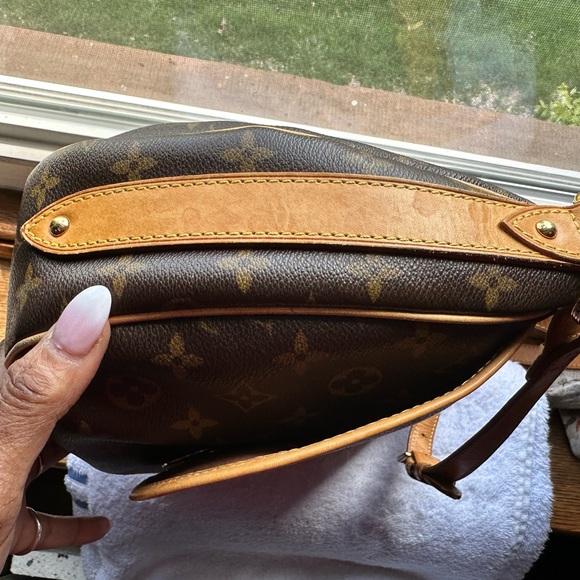 Louis Vuitton monogram bag in Excellent condition with purchase LV lock and key. - Picture 10 of 17